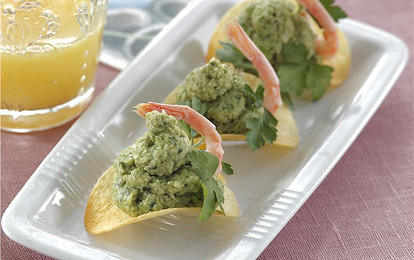 Закуска на чипсах из авокадо, сыра и креветок