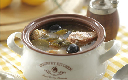 Рыбная солянка с солеными огурчиками