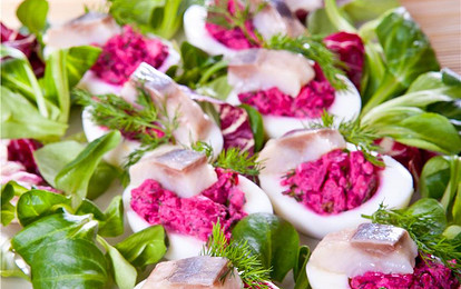 Фаршированные яйца со свекольной начинкой