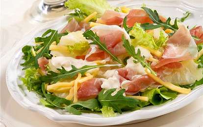 Салат с рукколой и ананасами