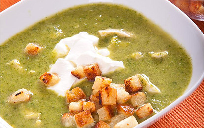 Зеленый суп на курином бульоне