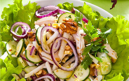 Салат с кольраби и грецкими орехами