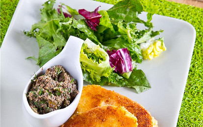 Овощные котлеты с грибным соусом