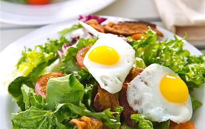 Салат с беконом и перепелиными яйцами