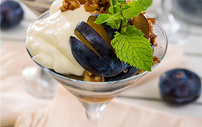 Десерт из слив с маскарпоне