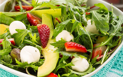 Салат с клубникой