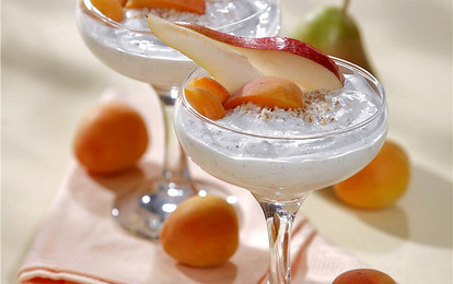 Мороженое с фруктами и орехами