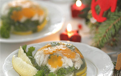 Заливной судак с яйцами и морковью