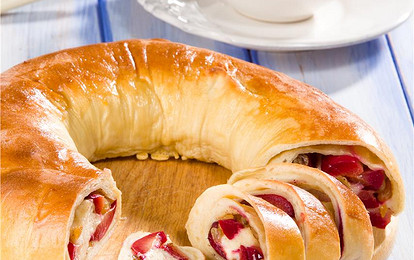 Круглый рулет из воздушного дрожжевого теста