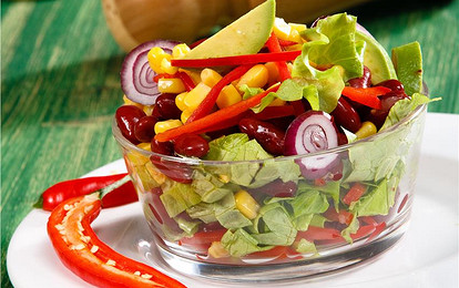 Мексиканский салат с кукурузой, красной фасолью и авокадо