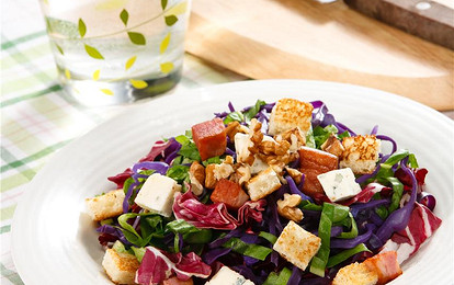 Салат из капусты с грецкими орехами и сыром