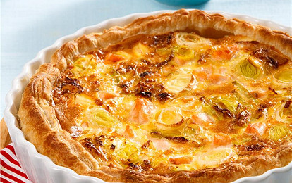 Слоеный пирог с красной рыбой