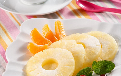 Ананасовый десерт с мандаринами и вишней