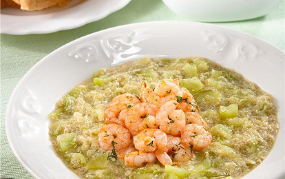 Суп из огурцов, фенхеля и креветок