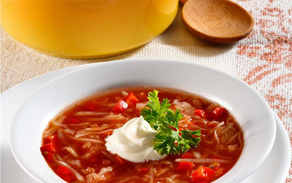 Щи из капусты с помидорами и сладким перцем