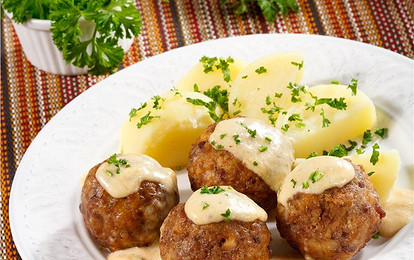 Тефтели с орехами под сырным соусом