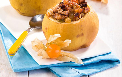 Сладкая айва, фаршированная орехами и изюмом