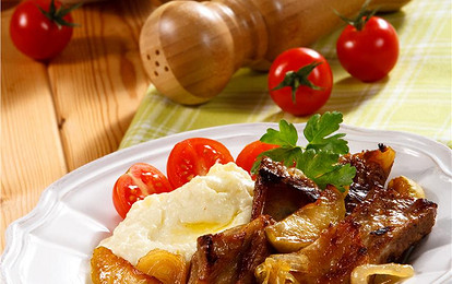 Тушеные ребрышки с яблоками и луком