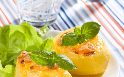 Печеный картофель с чесноком и луком