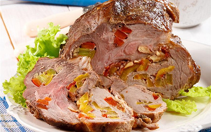 Запеченное мясо, фаршированное овощами и шампиньонами