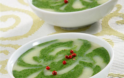 Куриный суп-крем со шпинатом, сельдереем и сметаной