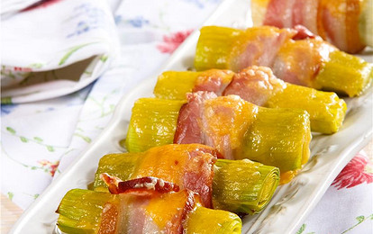 Запеченные трубочки из грудинки и лука-порея