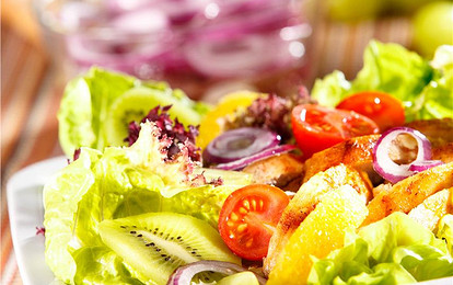 Салат с курицей и фруктами