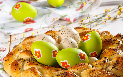 Венок из сдобного теста с маком