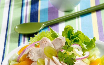 Салат из курицы и фруктов