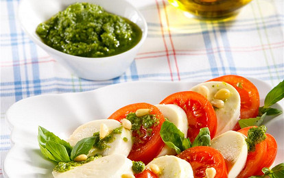 Яркий микс из томатов и сыра моцарелла