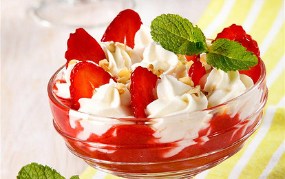 Клубника со сливками, творогом и грецкими орешками