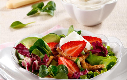 Салат из клубники с индейкой