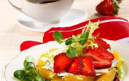 Легкий салат с клубникой и сыром
