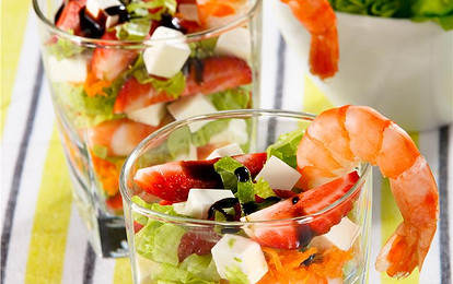 Салат из клубники с креветками