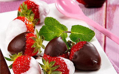Клубника в черном и белом шоколаде