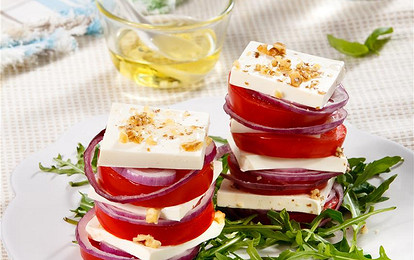 Закуска из помидоров, лука и сыра