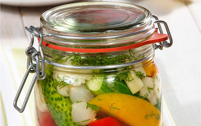 Ассорти из огурцов, помидоров, лука и сладкого перца