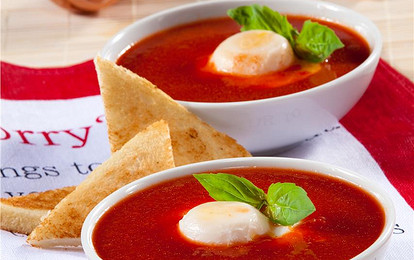 Овощной суп с яйцом пашот и базиликом