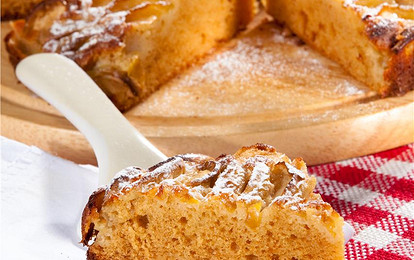 Рассыпчатый пирог с яблоками и сливами