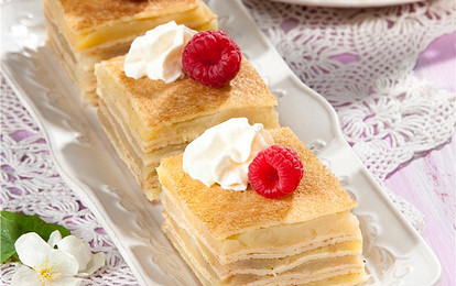 Холодный блинный пирог с яблоками