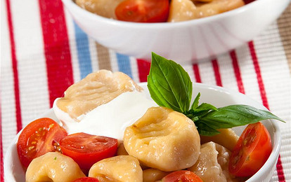 Ньокки по-итальянски с помидорами и базиликом