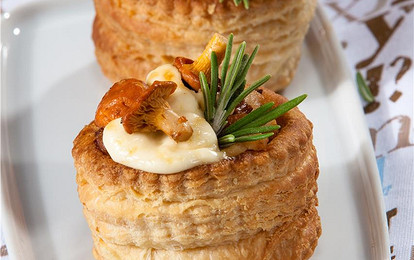 Закусочные волованы с салатом из лисичек