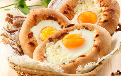 Хачапури по-аджарски — с яйцами