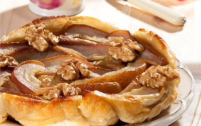 Пирог с грушами и орехами