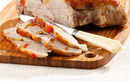 Запеченная свинина с фисташками и перцем