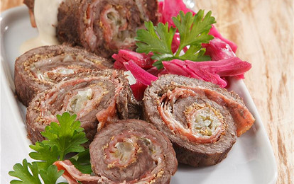 Рулеты из говядины с беконом, солеными огурцами и луком