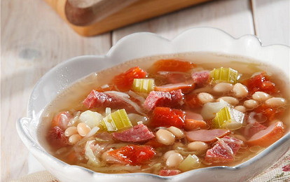 Картофельный суп с фасолью, сосисками и копченой колбасой