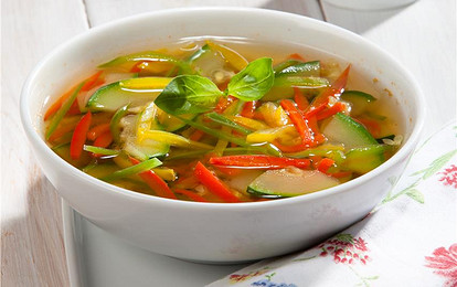 Овощной суп со сладким перцем и цукини