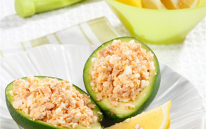Рыбный салат в половинках авокадо