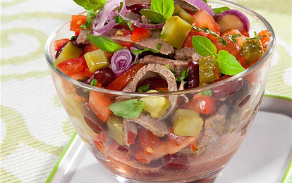 Сытный салат с фасолью